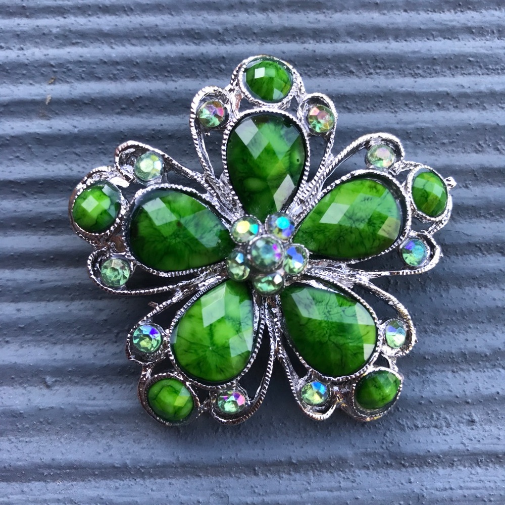 Pretty green floral brooch 💚🌸